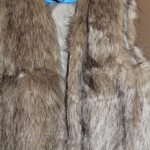 Nwot Real nice Escalier faux fur vest Sz 6